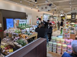 上里SAにてNHK首都圏ネットワーク「オシたび」で直売コーナーが撮影されました。